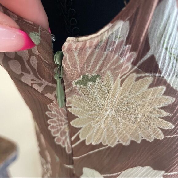 𝅺TAHARI Silk Floral Tank - Picture 3 of 11